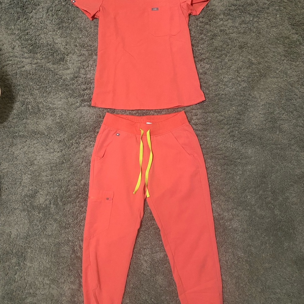 FIGS HOT CORAL XXS SCRUB TOP & XSP JOGGER BOTTOM